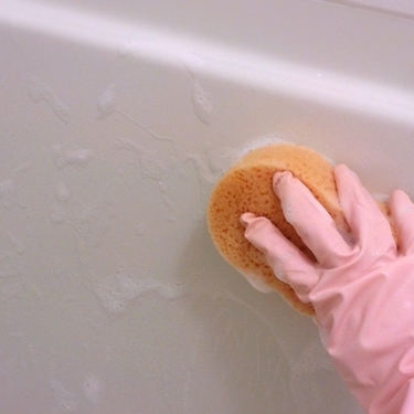 浴槽の水垢を簡単に落とす方法とは 頑固なザラザラやうろこの除去方法を解説 暮らし の