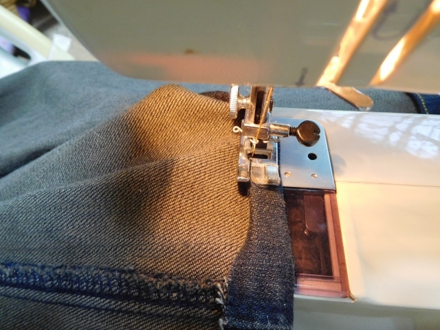 ステッチ は ミシン と 家庭用ミシンでコバステッチ（端縫い）をまっすぐキレイにかける方法。