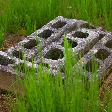 Diyでの土留めの簡単な作り方6選 コンクリートブロックで簡易土留めを作るコツも 暮らし の